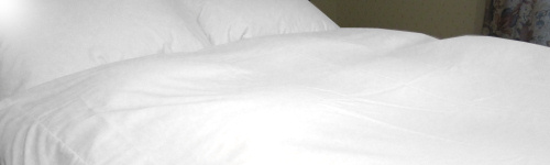 ベッドカバーの色　ホテルでは白やストライプのデュベが最近は主流です