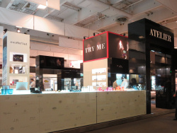 �G�L�b�v�z�e��(EQUIP'HOTEL)�̓p���ŊJ�Â����z�e�����̍��ۓI�Ȍ��{�s