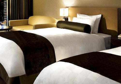 ホテルのベッドカバーとは? ホテルや旅館の羽毛布団や寝具は、一般家庭用の寝具とどう違う? | ホテル業界の最新ニュース