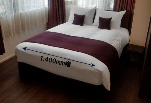 キングサイズより大きなベッドって購入できる？特注サイズの大きいマットレス