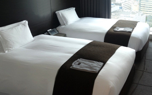 民泊のベッドとは? ホテルや旅館の業務用マットレスと民泊施設のベッドや寝具・インテリアは、どう違う?
