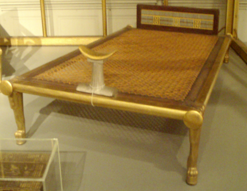 古代エジプト文明のベッド。ツタンカーメンやクレオパトラ時代のマットレスや、枕とは?