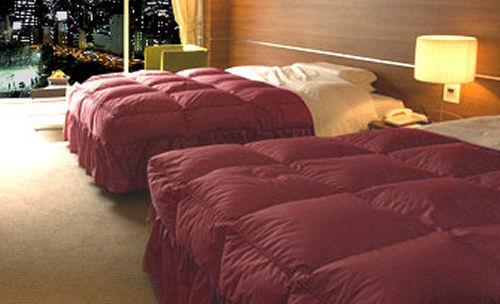ヘッドボードは必要? ヘッドボードが無しのベッドは、枕やクッションで、頭の部分を高級ホテルみたいにコーディネートする!