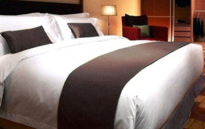 ホテルのベッドカバーの足元が巻き込まれている理由とは?