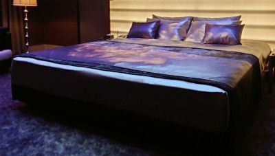 フットベンチは何のためにベッドの足元に置いてある?高級ホテルで気になるマットレス脇の"台"について徹底解説