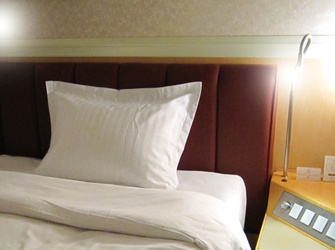 ホテルの枕(まくら)を枕カバー(ピローケース)にキレイに入れる方法。旅館のマクラのメイキング方法・包み方は?