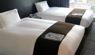 ホテルや旅館のマットレスやベッドは,どのようにして客室に納入されている?